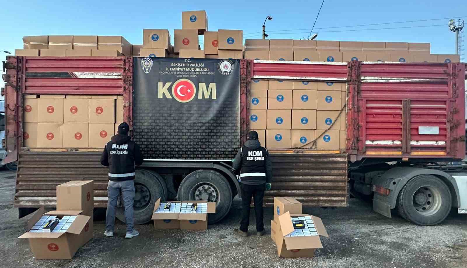 Eskişehir&rsquo;de 7 milyon 300 bin dal makaron, 1 ton ka&ccedil;ak t&uuml;t&uuml;n ele ge&ccedil;irildi
