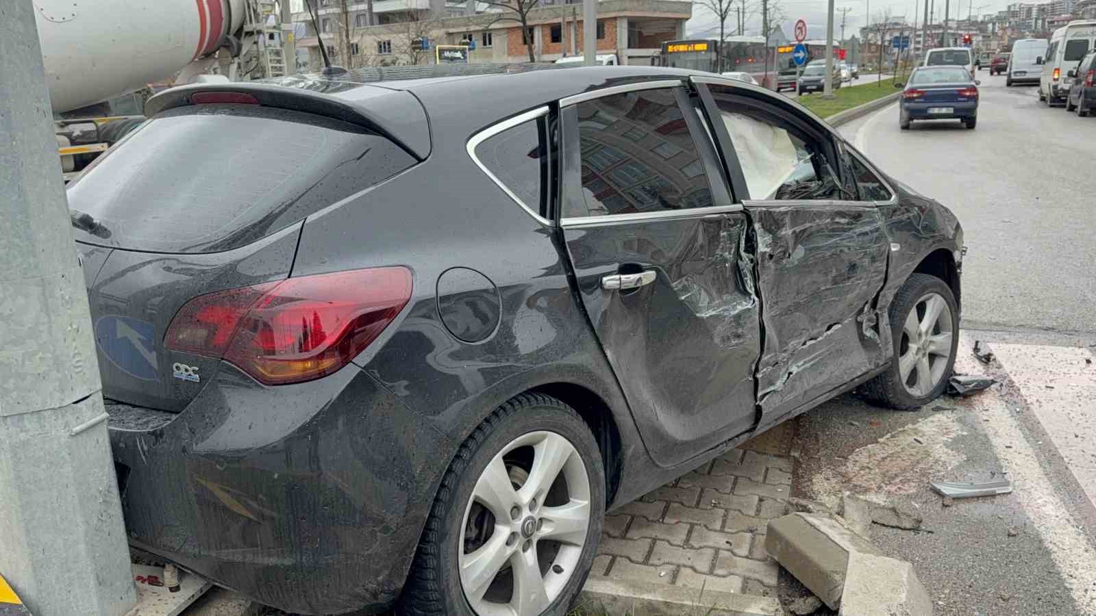 Kavşakta kamyonet ile otomobil &ccedil;arpıştı: 3 yaralı
