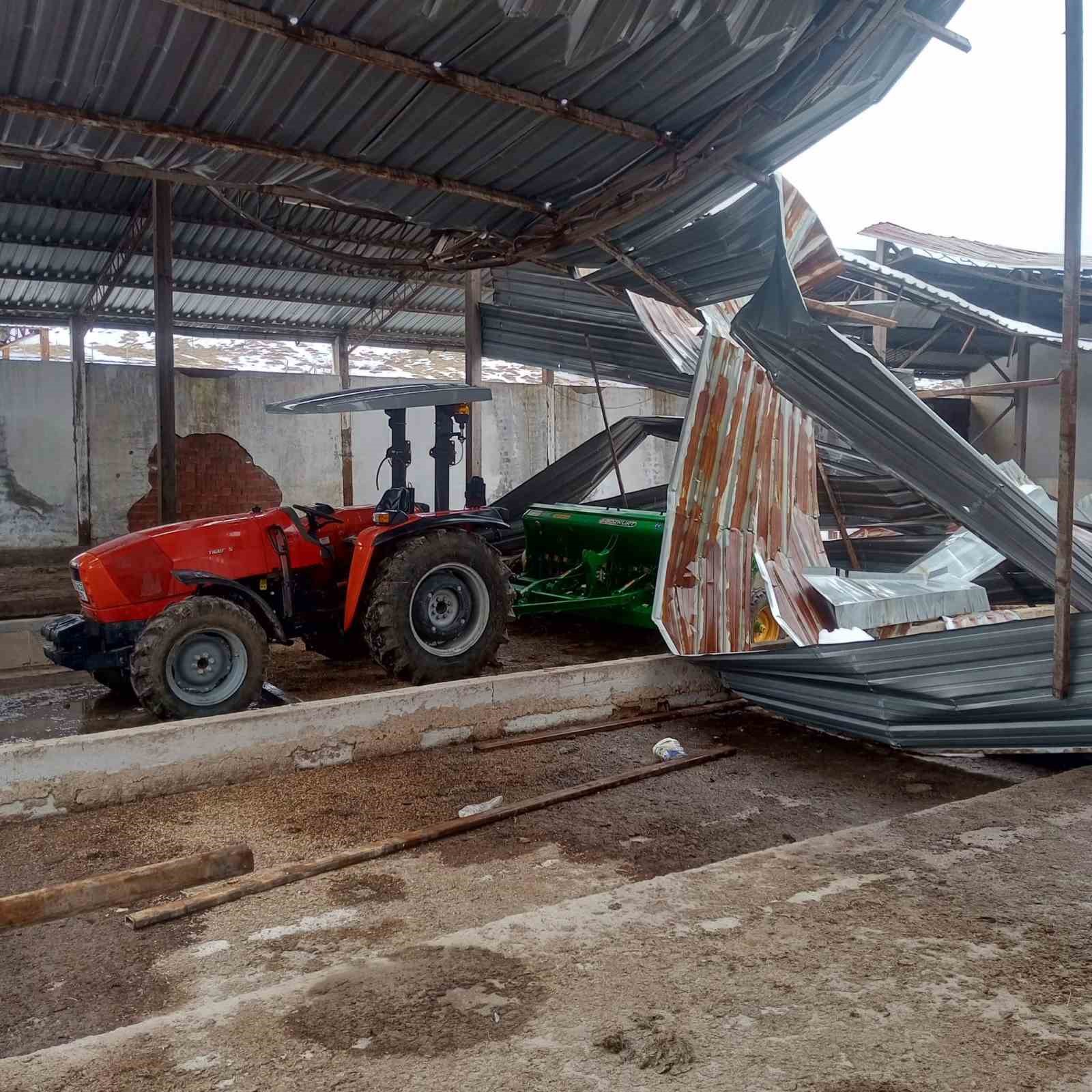 Kar birikintisi mandıra &ccedil;atısını &ccedil;&ouml;kertti: 4 ton buğday zarar g&ouml;rd&uuml;
