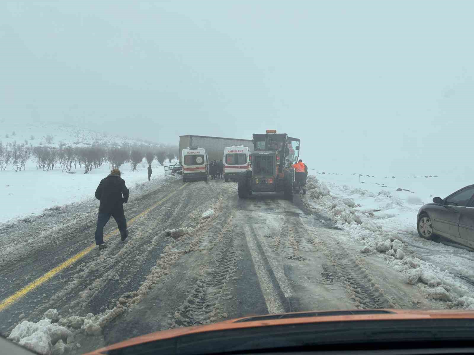 Viranşehir-Diyarbakır yolunda zincirleme kaza: 4 yaralı