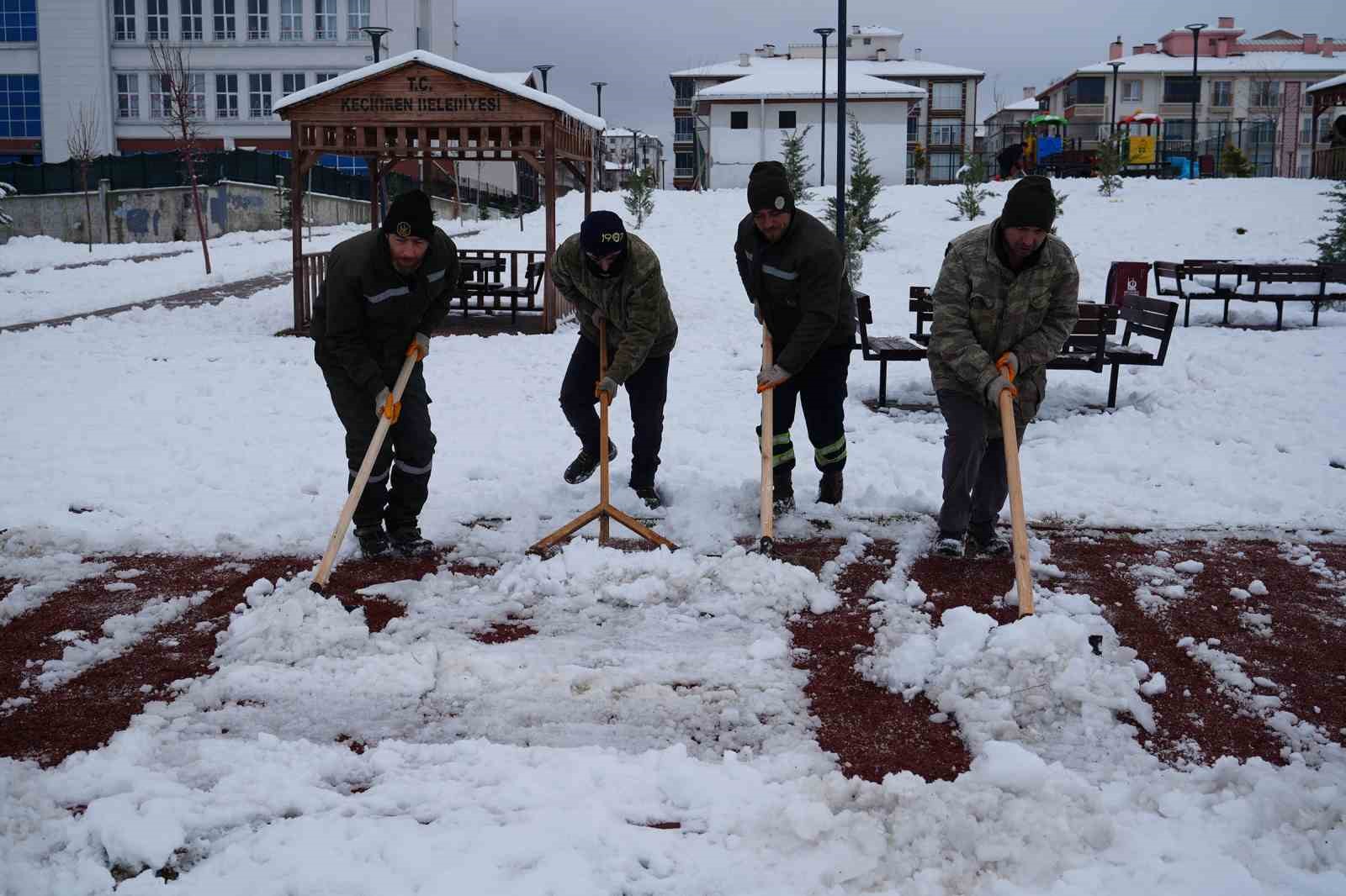 Ke&ccedil;i&ouml;ren&rsquo;de yaya g&uuml;venliği i&ccedil;in kar k&uuml;reme ve tuzlama seferberliği
