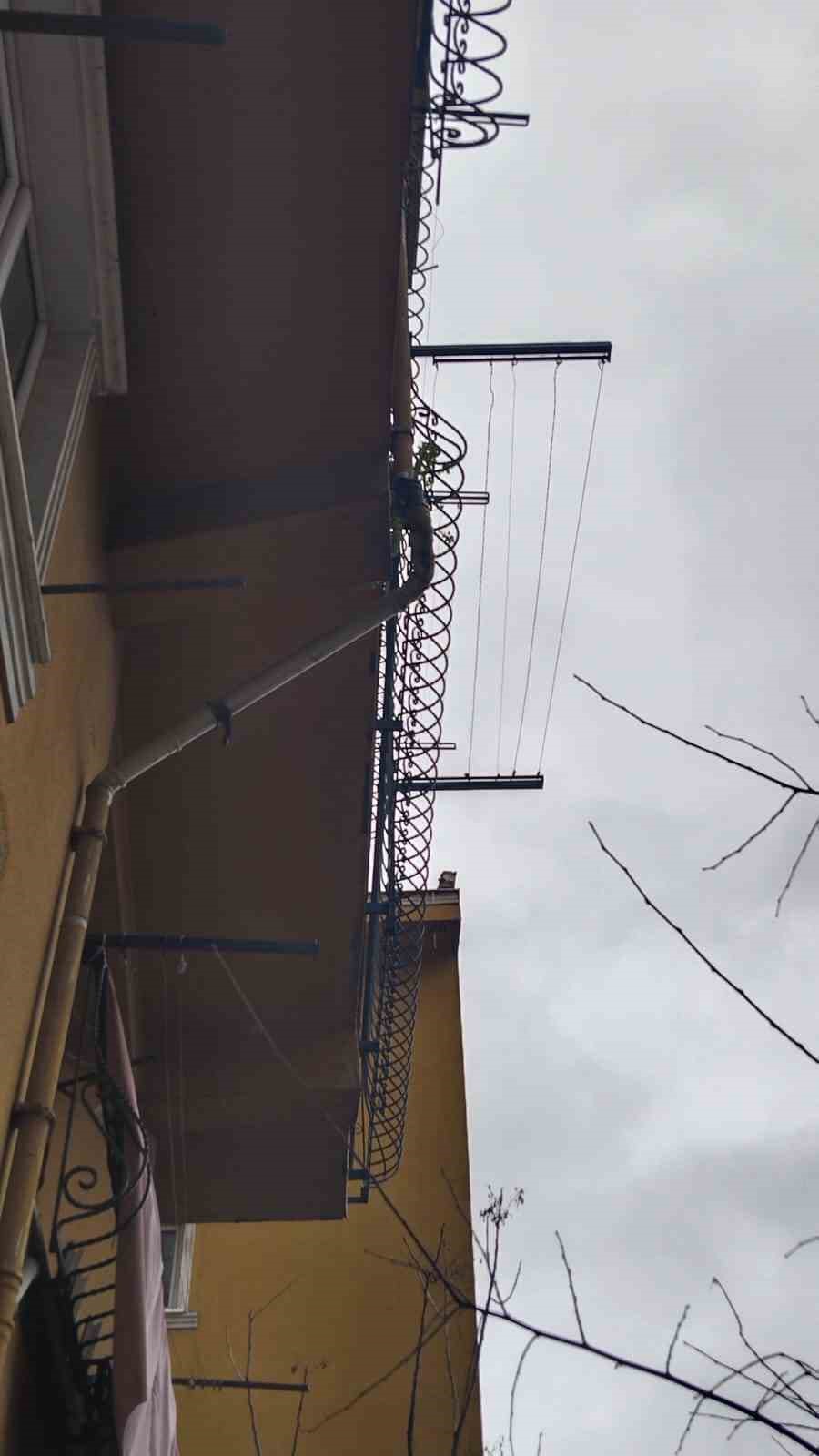 Ey&uuml;psultan&rsquo;da istinat duvarı &ccedil;&ouml;kt&uuml;: Bir dairede hasar oluştu
