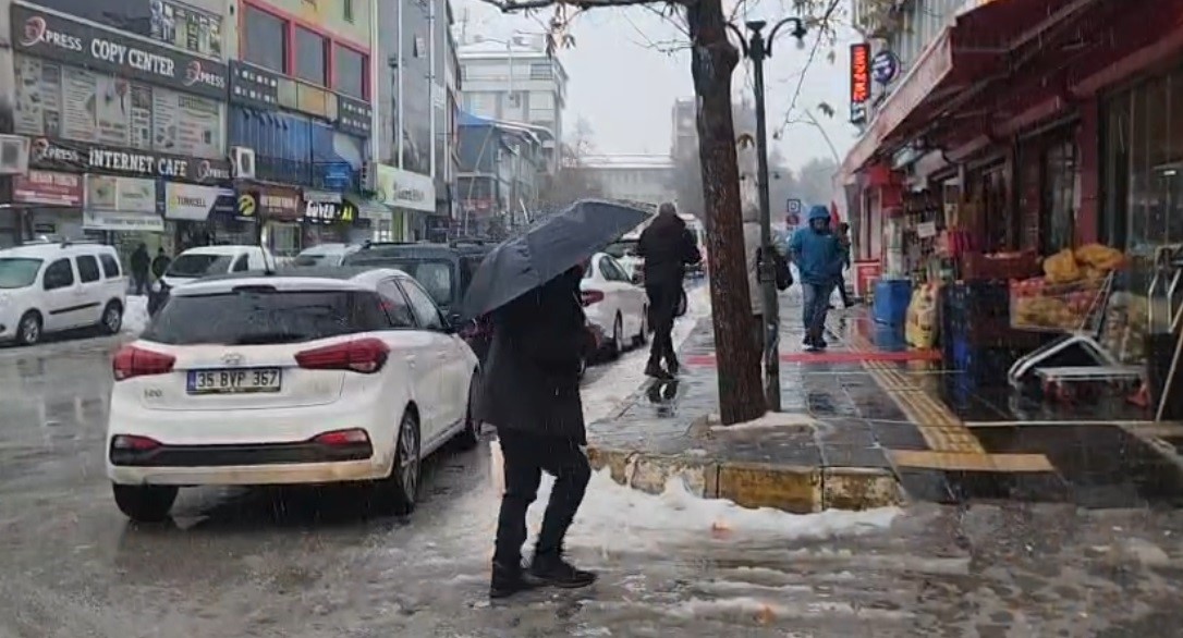 Tunceli&rsquo;de kar ve fırtına etkili oldu
