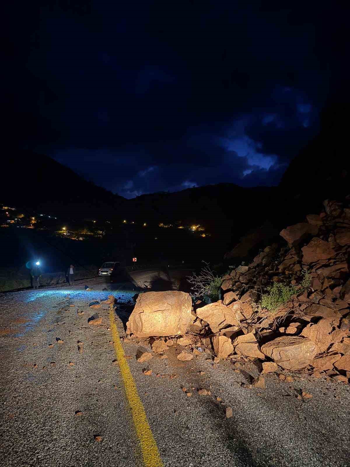 Marmaris’te toprak kayması nedeniyle yol trafiğe kapatıldı