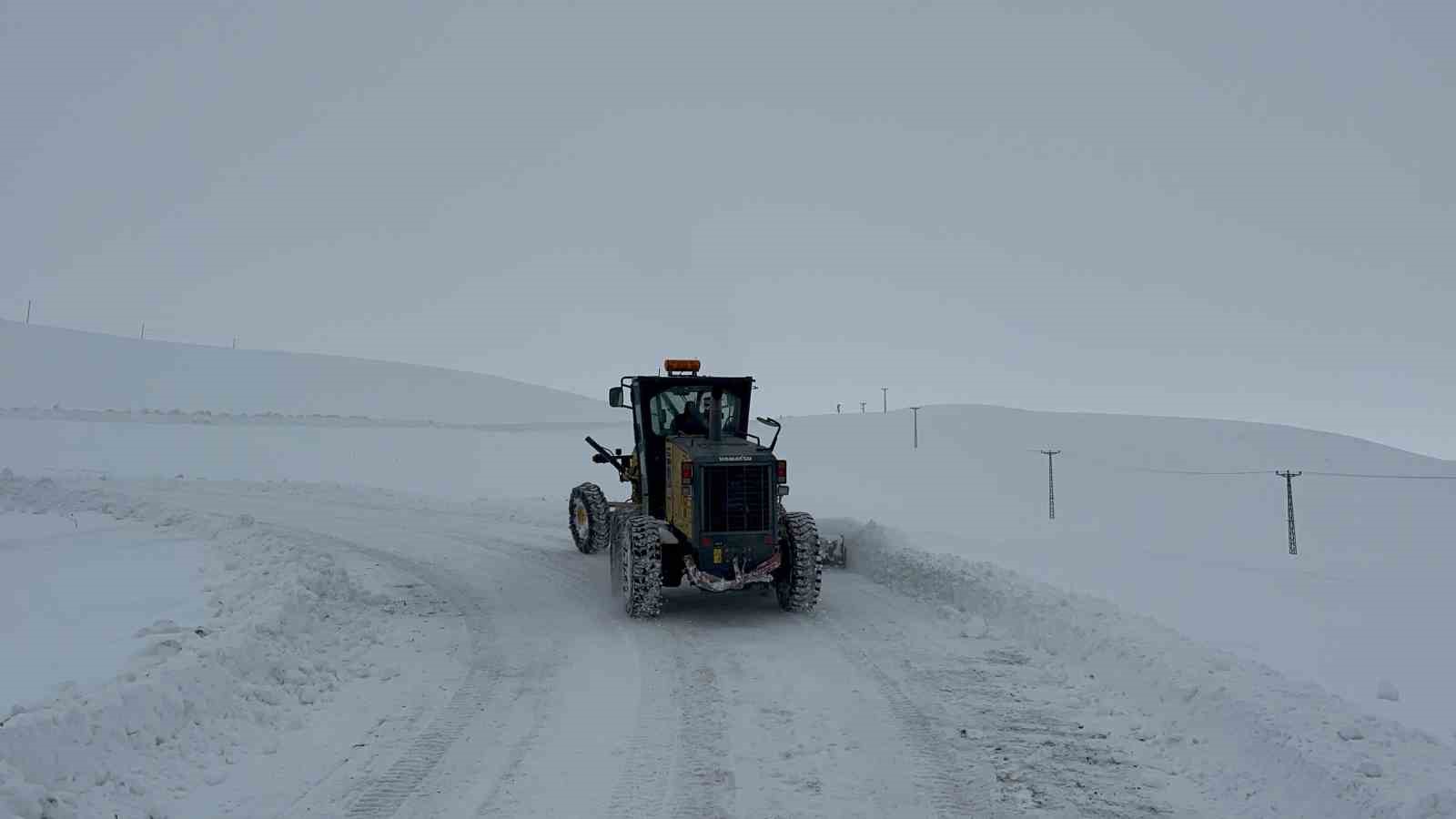 Kars&rsquo;ta kar kaplanlarının 2 bin 100 rakımda zorlu mesaisi
