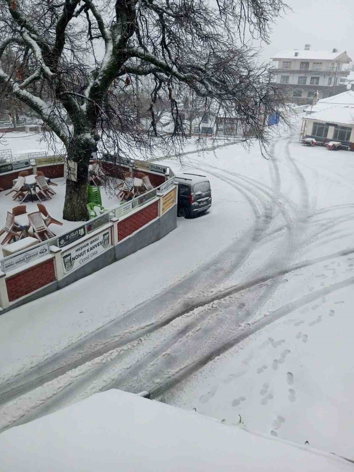 Biga&rsquo;da karla kaplanan 2 k&ouml;y yolu a&ccedil;ıldı
