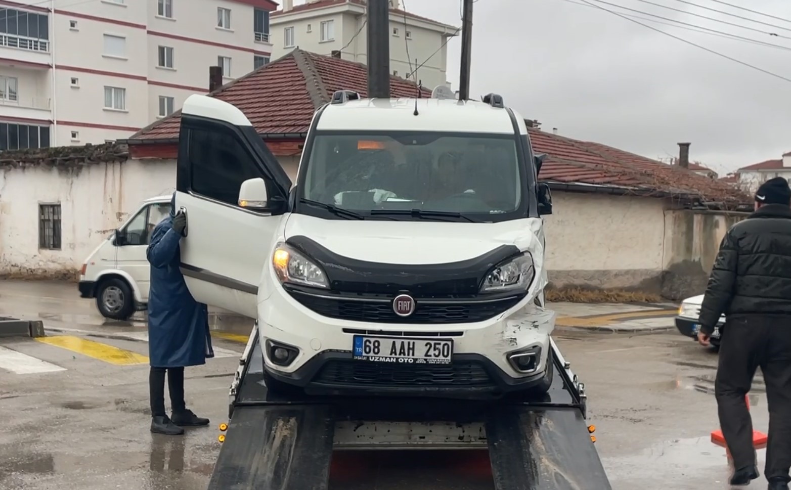 Hasta taşıyan ambulansla hafif ticari ara&ccedil; &ccedil;arpıştı: 8 yaralı
