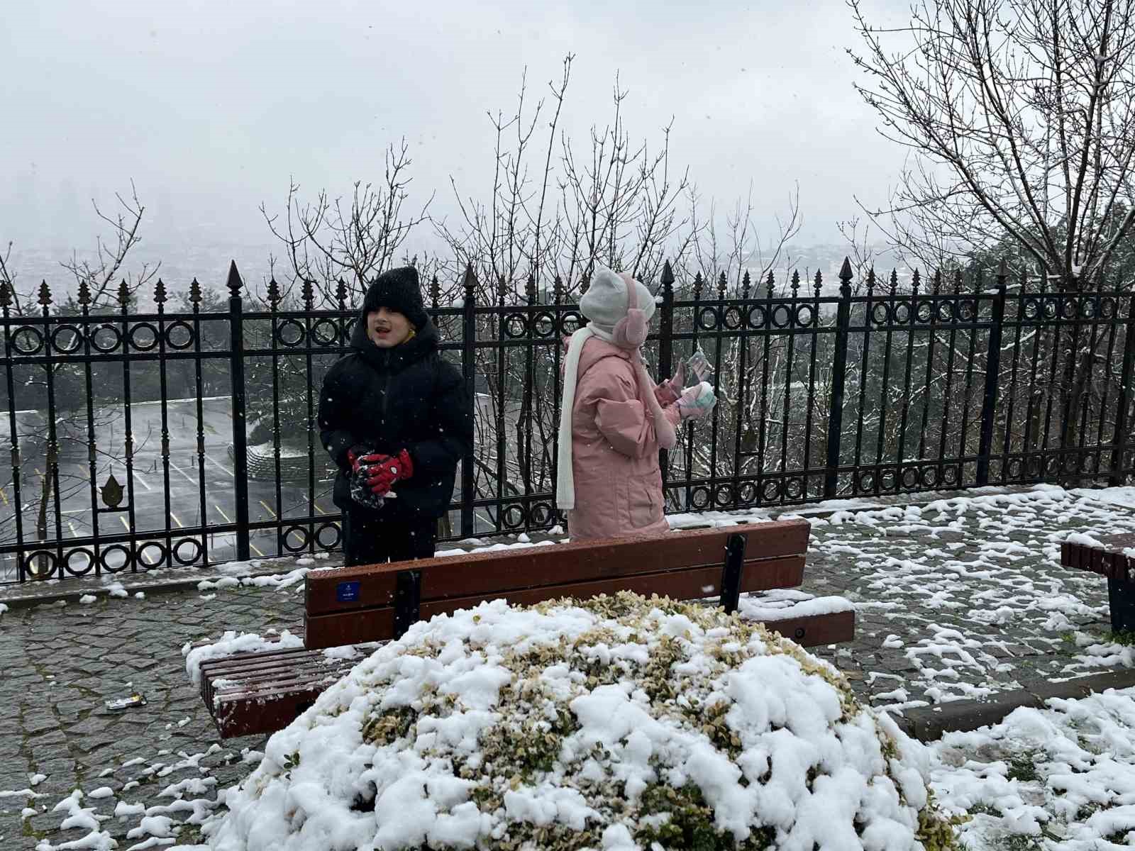 Beyaza bürünen Çamlıca’da kar topu savaşı görenleri gülümsetti
