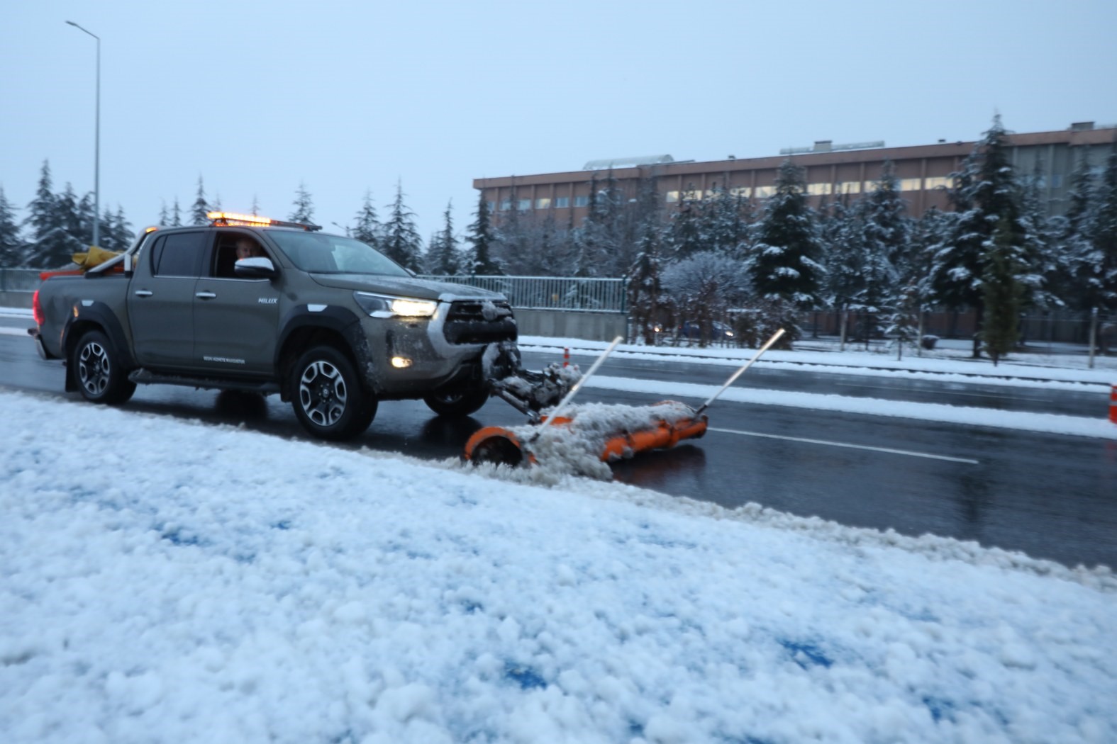 Başkan Palancıoğlu, karla m&uuml;cadele i&ccedil;in sahaya &ccedil;ıktı
