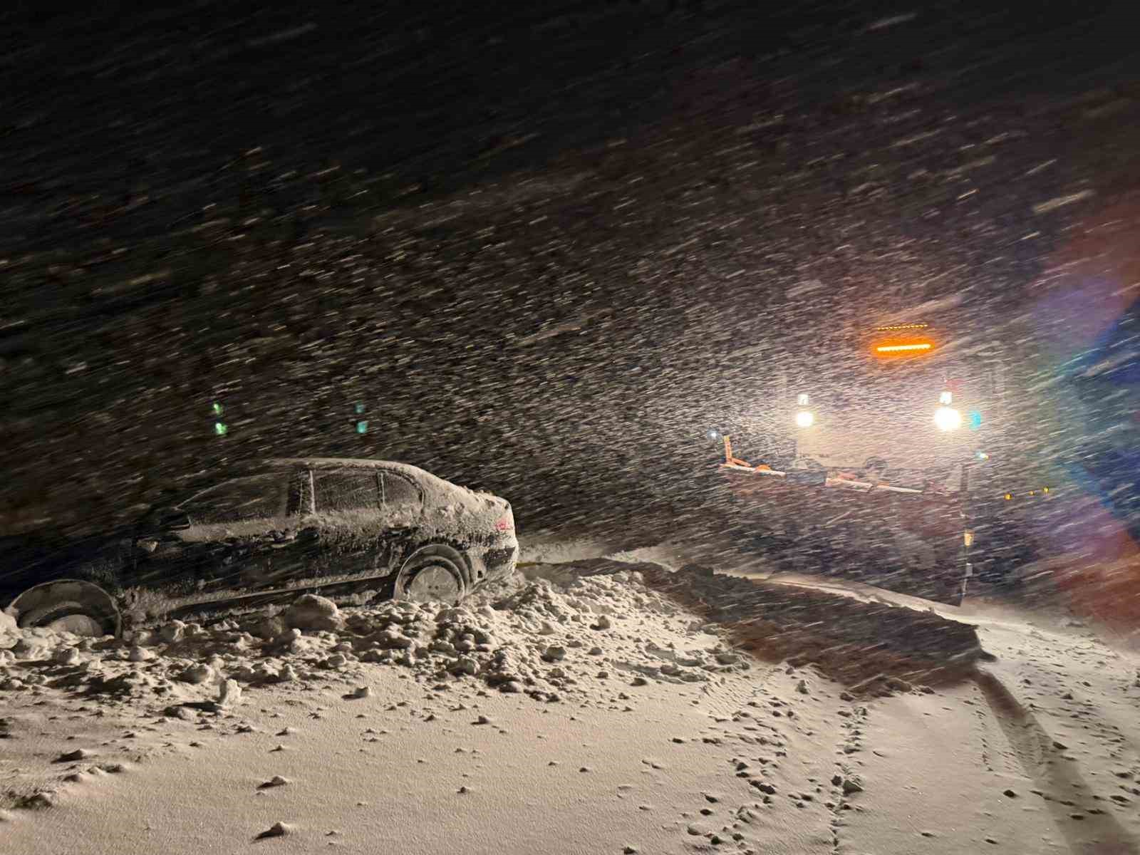 Başkale&rsquo;de yoldan &ccedil;ıkan otomobil kara saplandı
