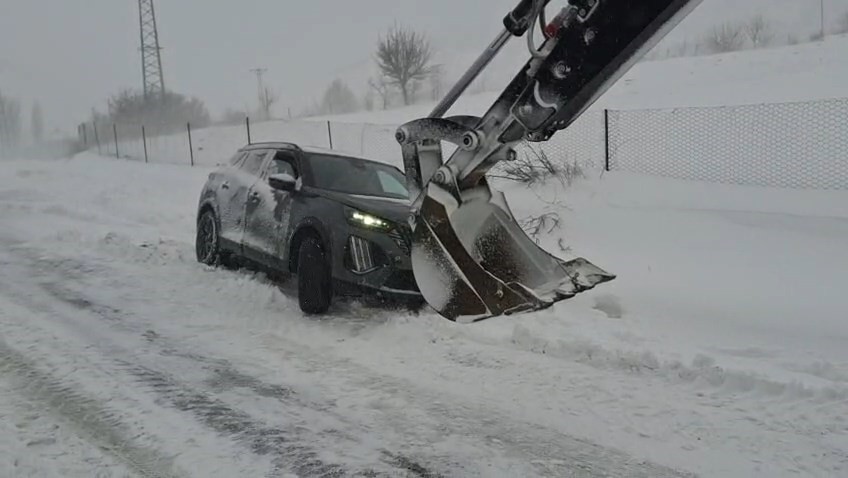 Elazığ&rsquo;da karda mahsur kalan ara&ccedil;lar kurtarıldı
