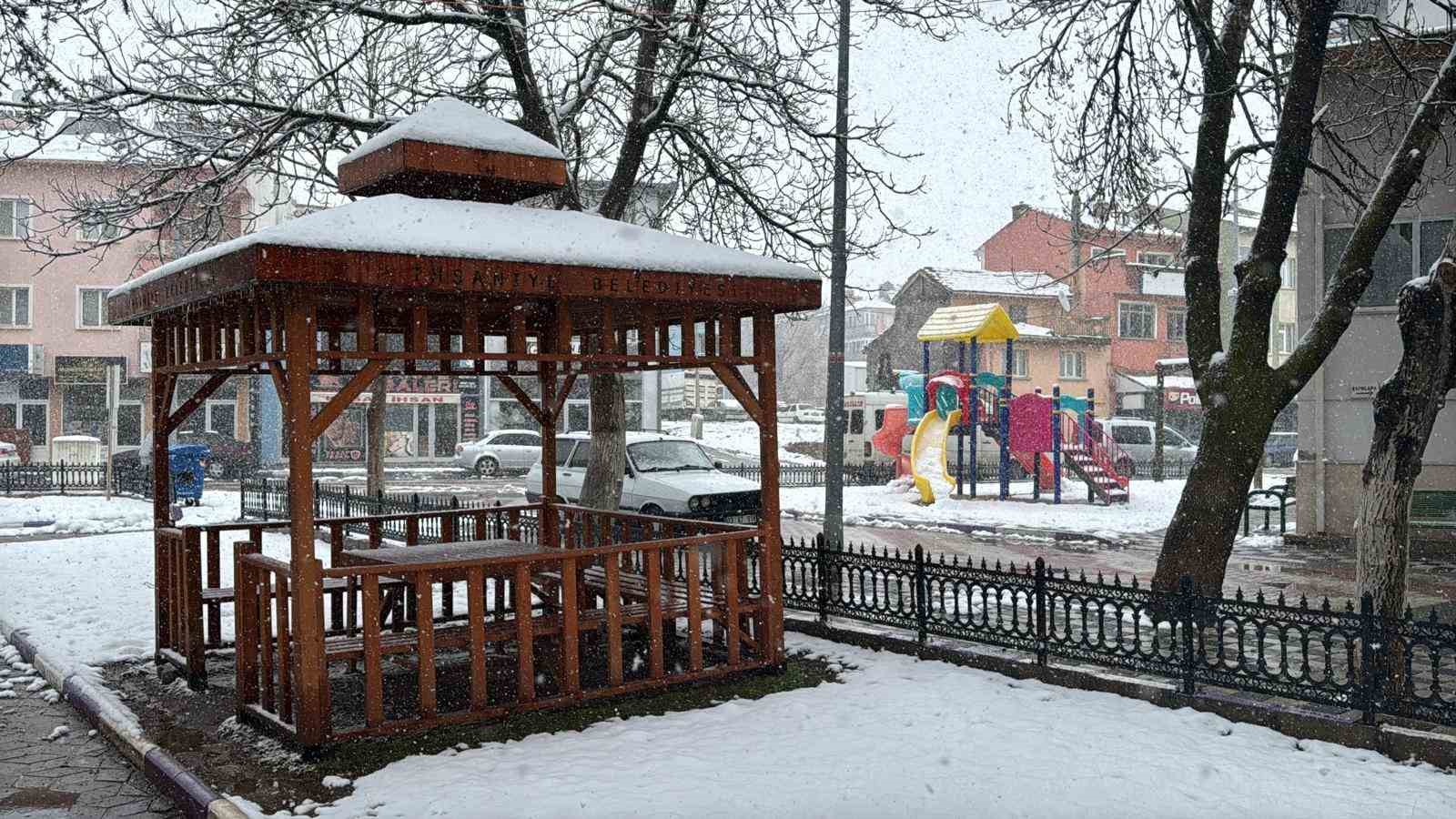 Afyonkarahisar&rsquo;da beklenen kar yağışı başladı
