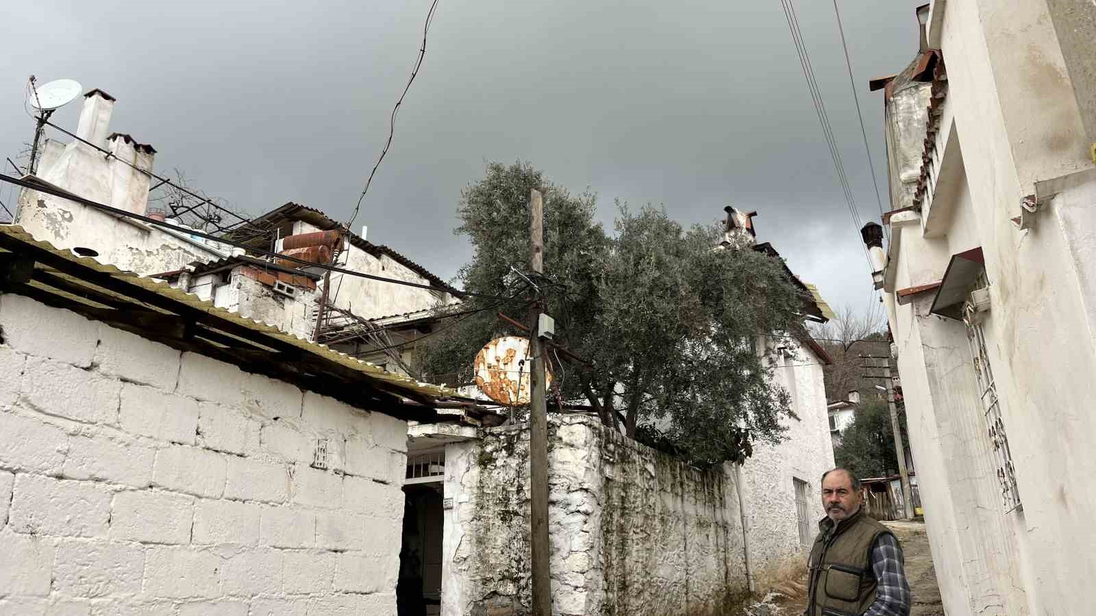 Komşular t&uuml;ten bacayı yangın sandı, ekipler alarma ge&ccedil;ti
