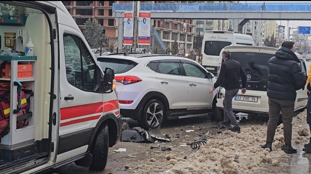 Elazığ’da otomobil ile taksi çarpıştı: 1 yaralı