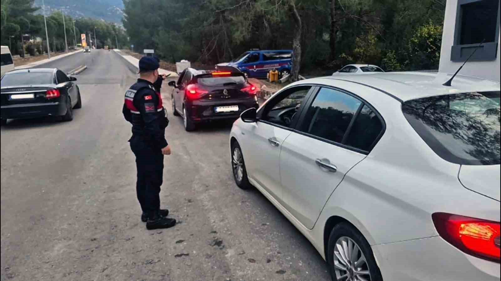 Muğla&rsquo;da bir haftada &ccedil;eşitli su&ccedil;lardan araması bulunan 27 şahıs tutuklandı
