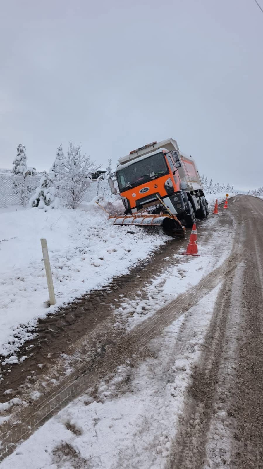 Eskişehir’de kar küreme aracı yoldan çıktı