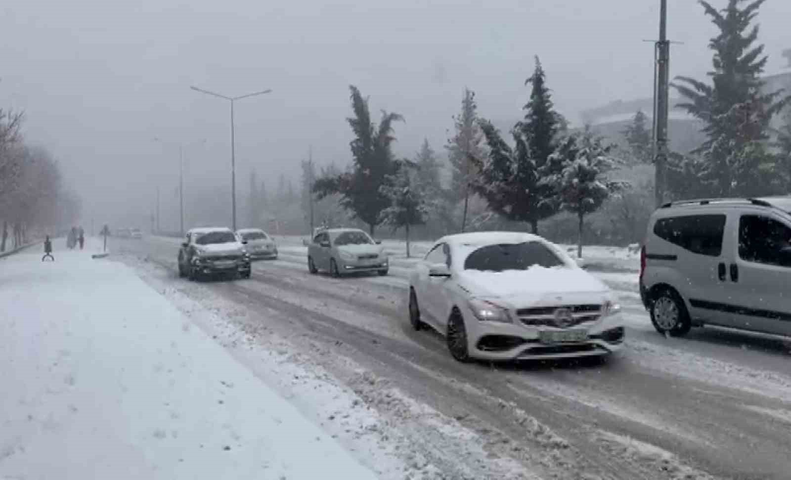 Besni’de kar yağışı hayatı olumsuz etkiledi