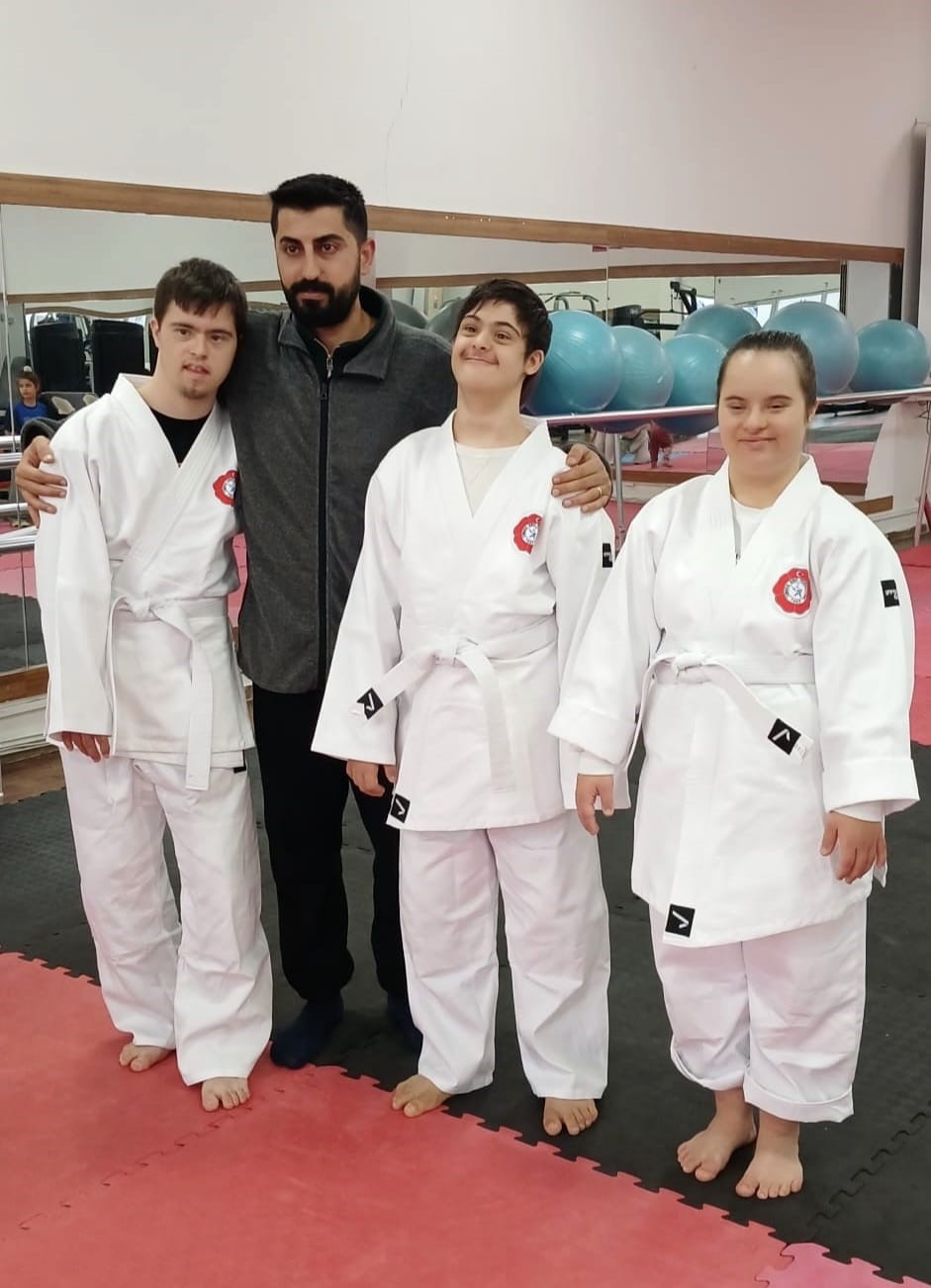 Yunusemre&rsquo;de down sendromlu bireylere y&ouml;nelik judo kursları başladı
