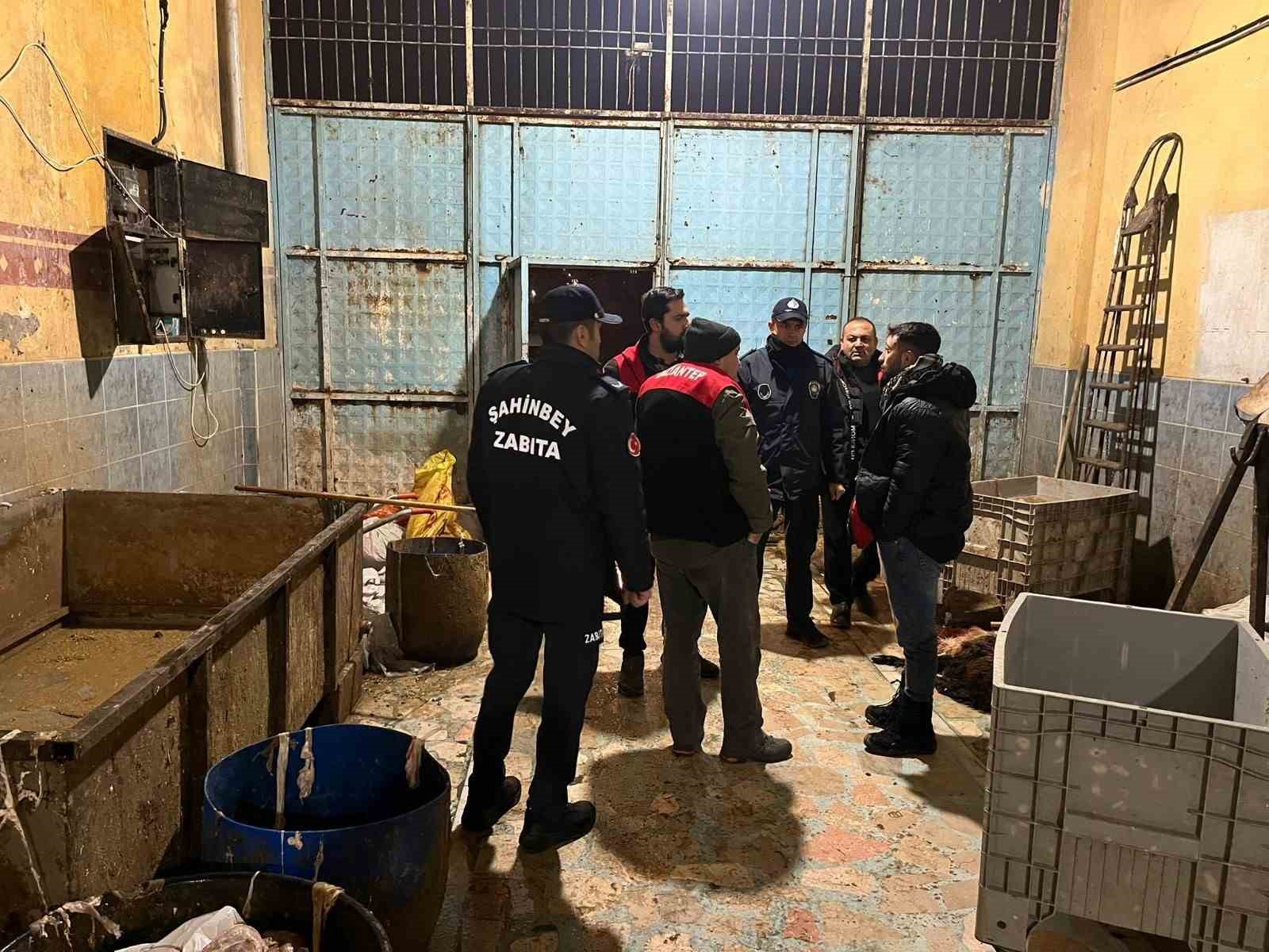 Gaziantep&rsquo;te bin 300 kilo sağlıksız sakatat ele ge&ccedil;irildi, iş yeri kapatıldı
