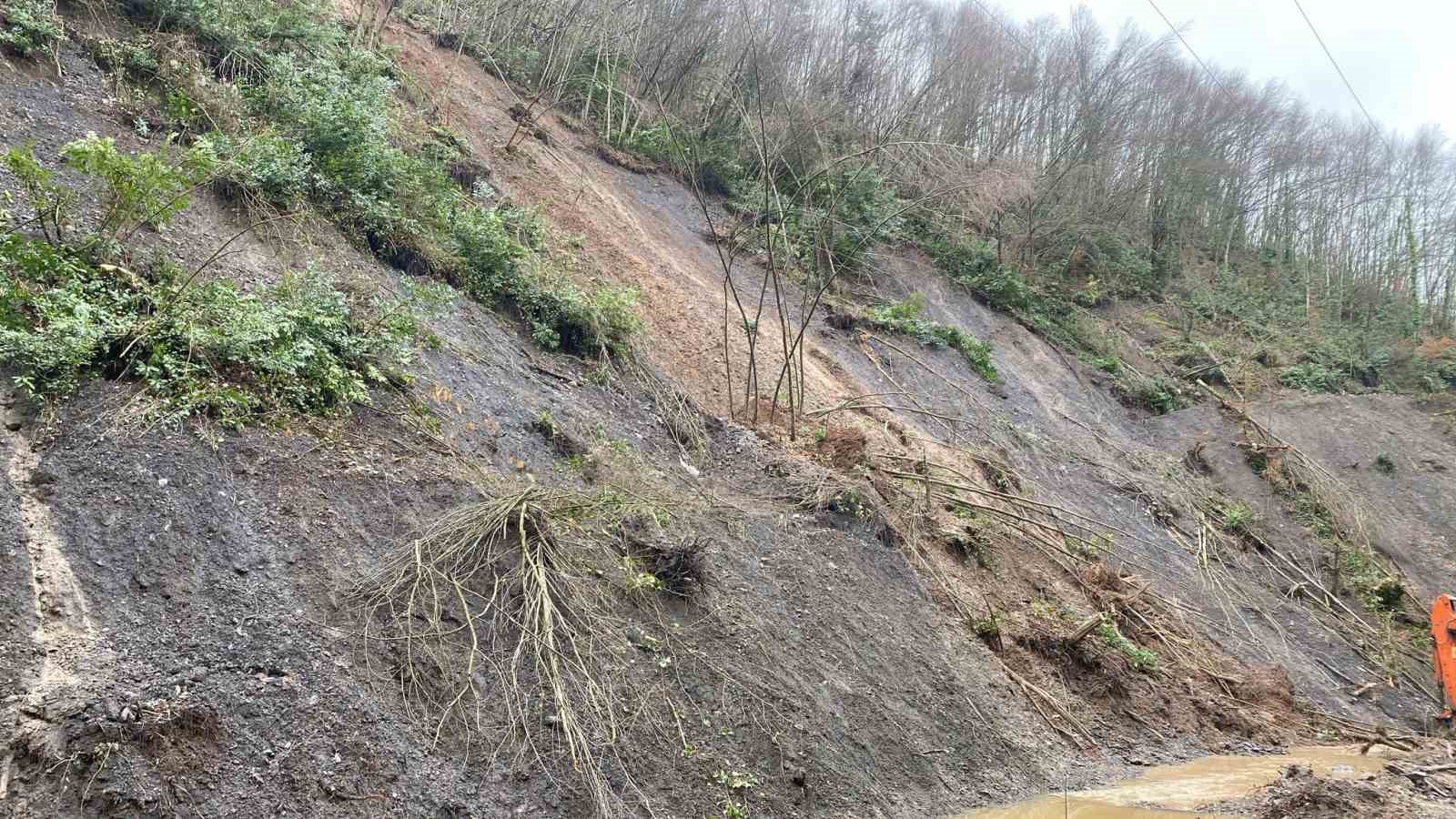 Köy yolunda tekrar heyelan meydana geldi