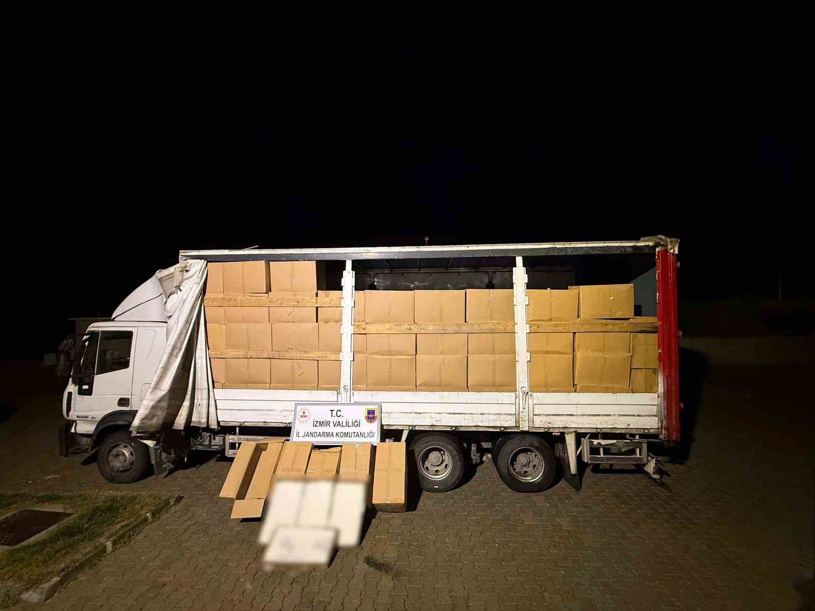 Kamyon dolusu kaçak sigara jandarmaya takıldı