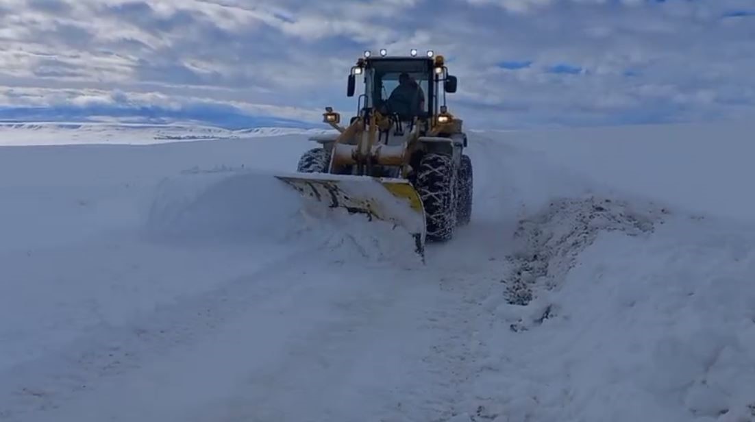 Cenaze aracı yolda kaldı, iş makineleri kapanan yolu a&ccedil;tı
