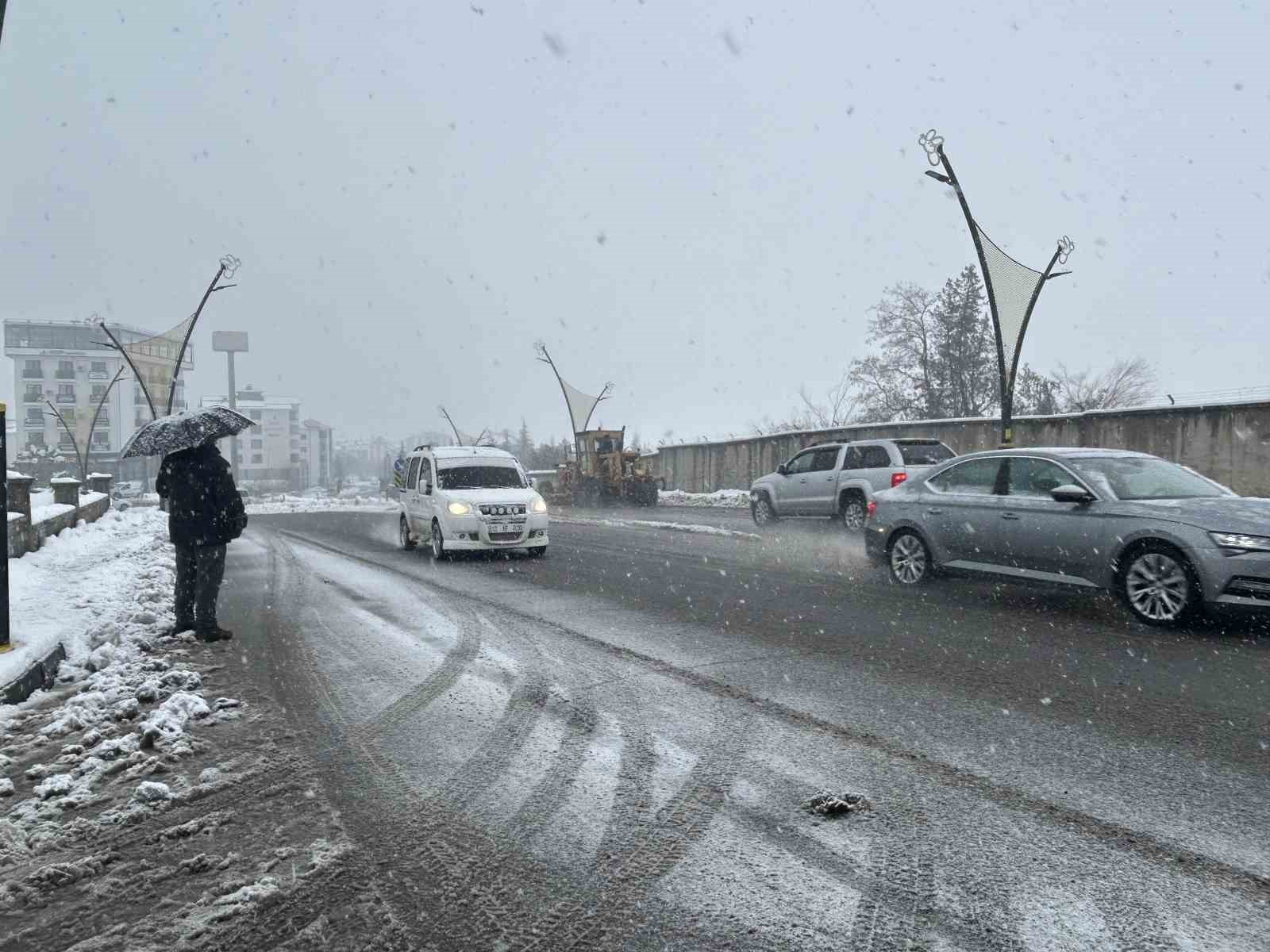 Meteoroloji uyarmıştı: Bingöl’de kar etkisini sürdürüyor