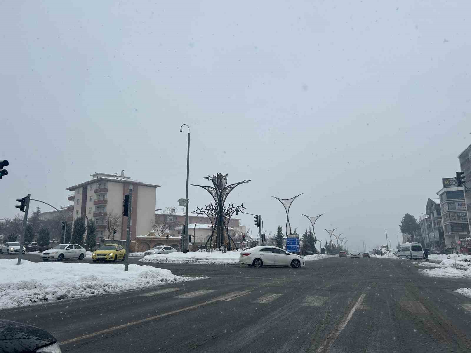 Meteoroloji uyarmıştı: Bing&ouml;l&rsquo;de kar etkisini s&uuml;rd&uuml;r&uuml;yor
