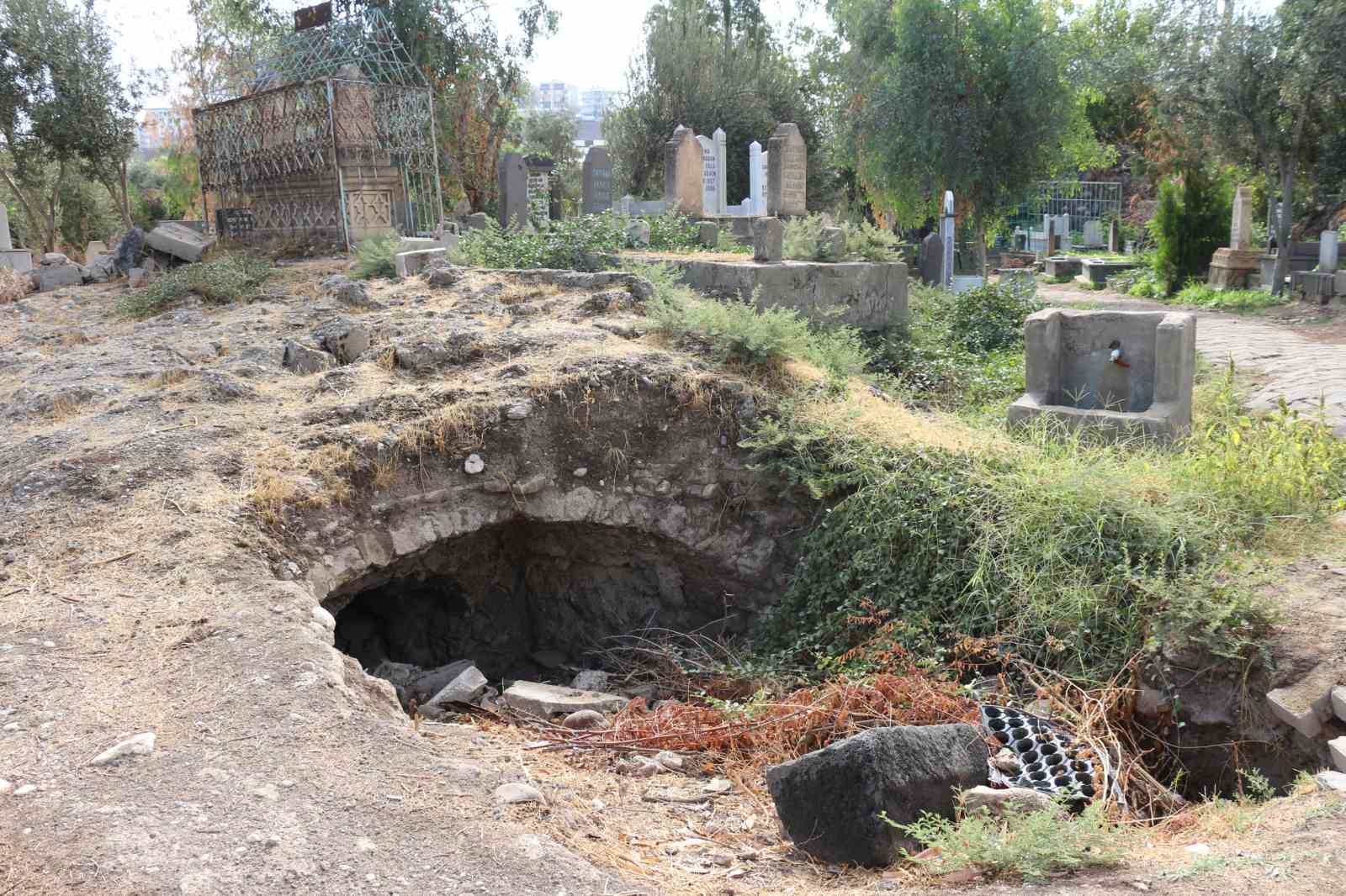 Cizre&rsquo;de definecilerin hedefindeki tarihi medreseye restorasyon talebi

