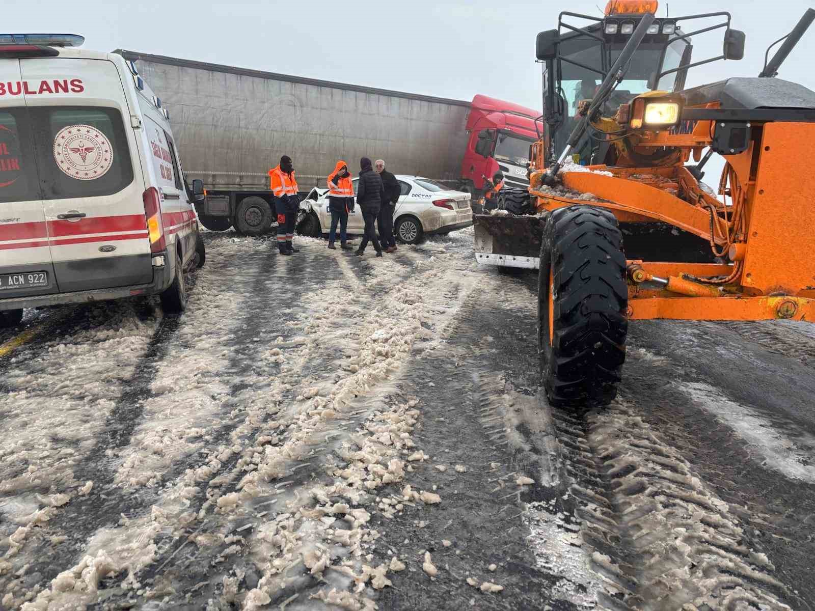 Viranşehir-Diyarbakır yolunda zincirleme kaza: 4 yaralı