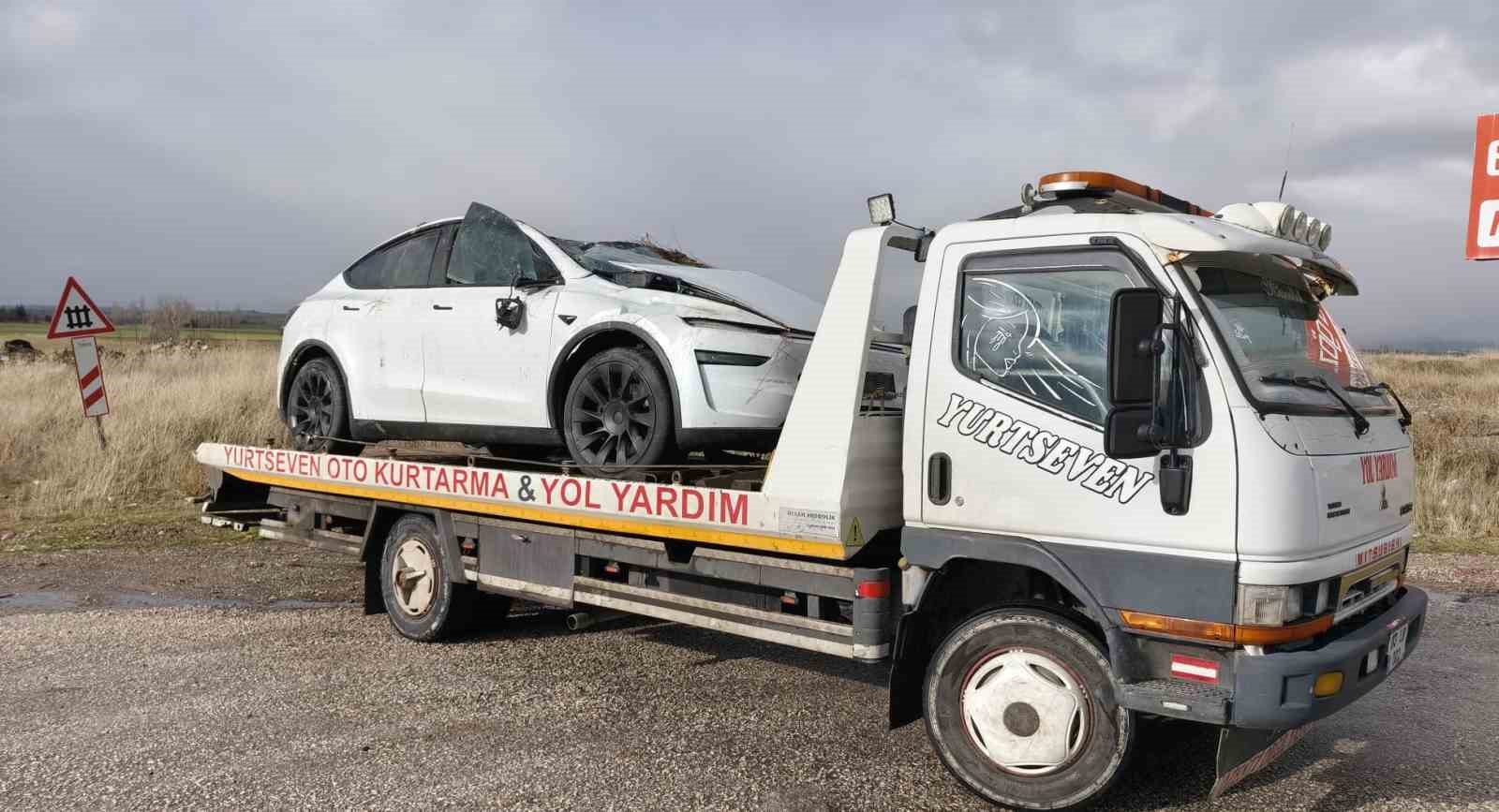 Şarampole devrilen Tesla&rsquo;da 2 kişi yaralandı
