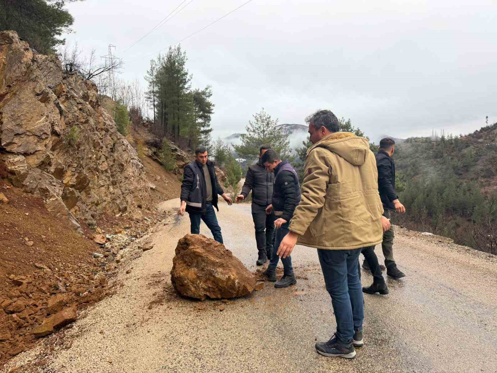 Adana&rsquo;da kuruyan dereler yağışla coşmaya başladı
