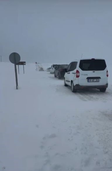 Sivas’ta etkili olan kar ve tipi, sürücülere zor anlar yaşattı