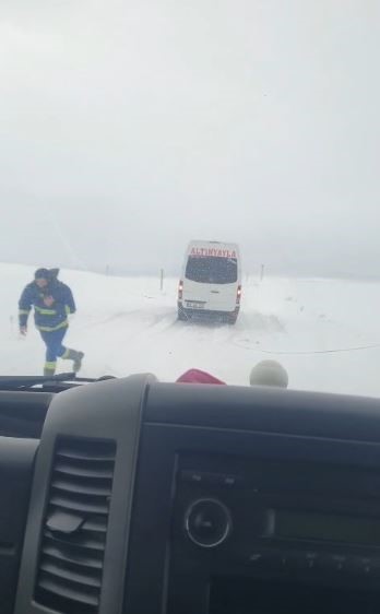 Sivas&rsquo;ta etkili olan kar ve tipi, s&uuml;r&uuml;c&uuml;lere zor anlar yaşattı
