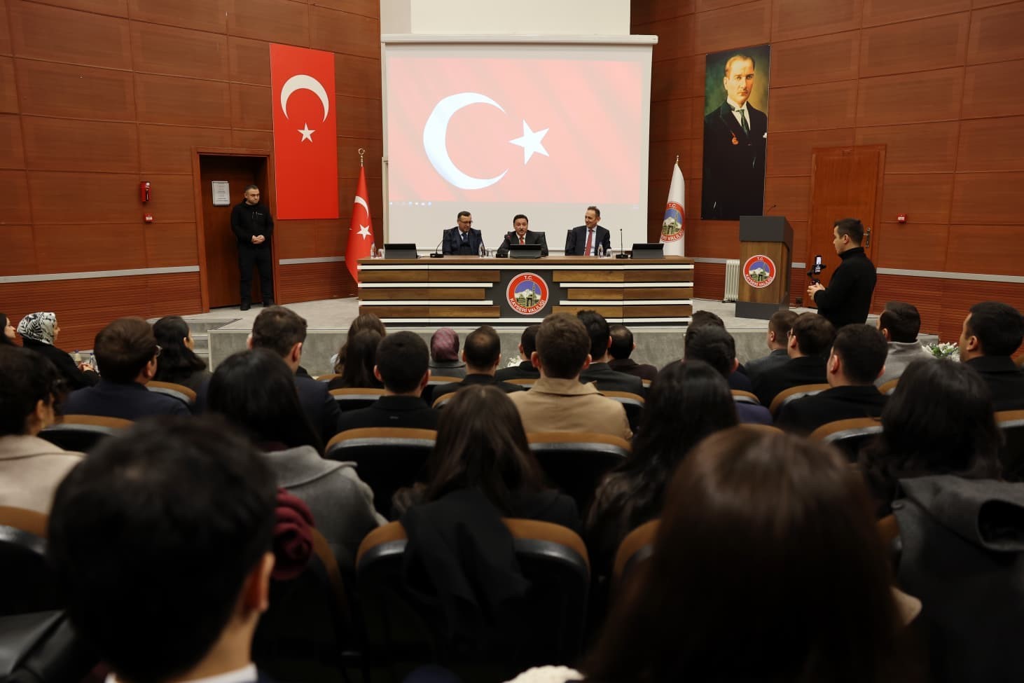 Vali &Ccedil;i&ccedil;ek, hakim ve savcı yardımcılarıyla bir araya geldi
