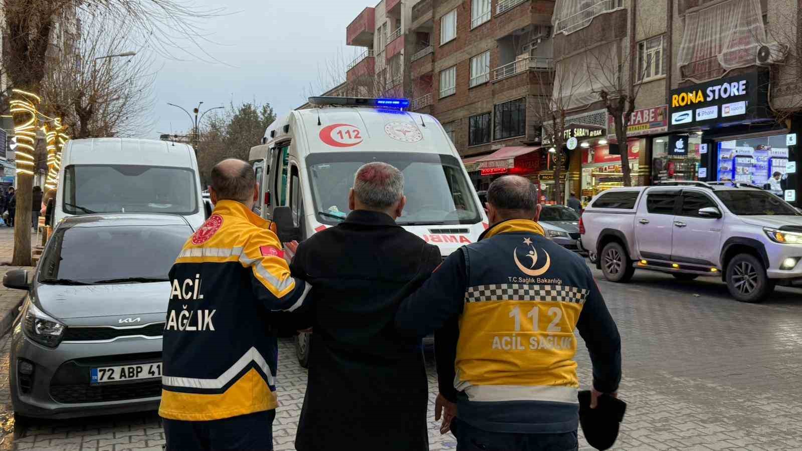 Siirt’te sokakta dengesini kaybedip düşen epilepsi hastası yaralandı