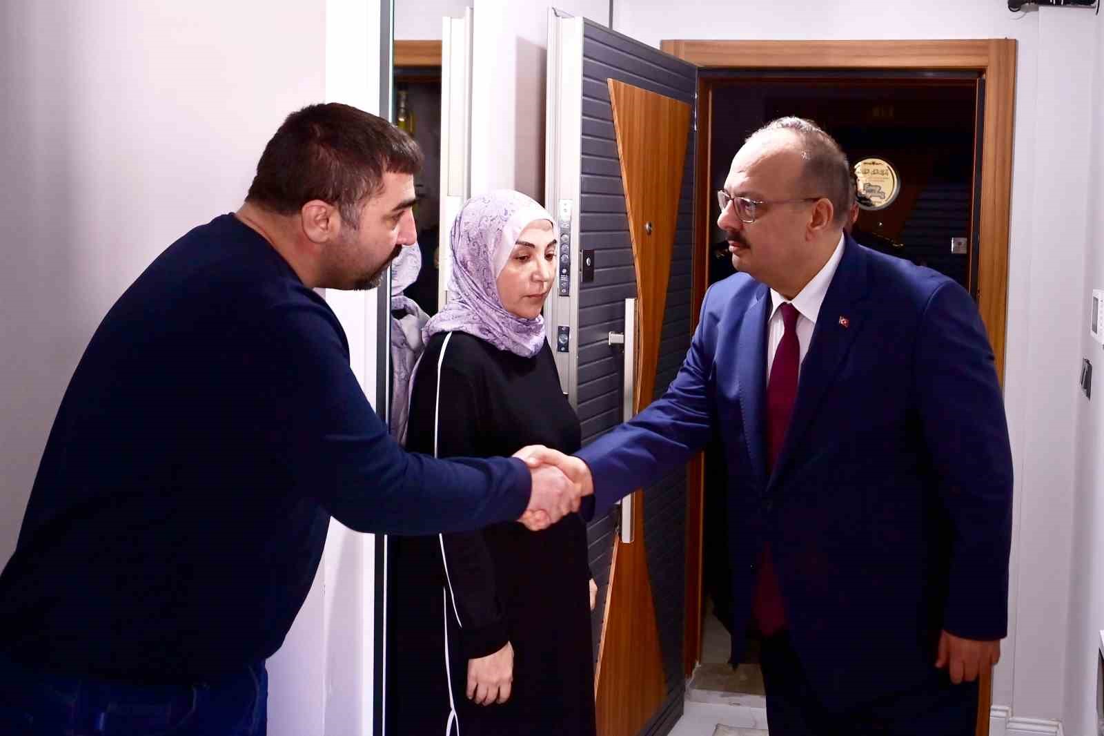 Vali Canbolat&rsquo;tan şehit polis Ko&ccedil;yiğit&rsquo;in ailesine taziye ziyareti
