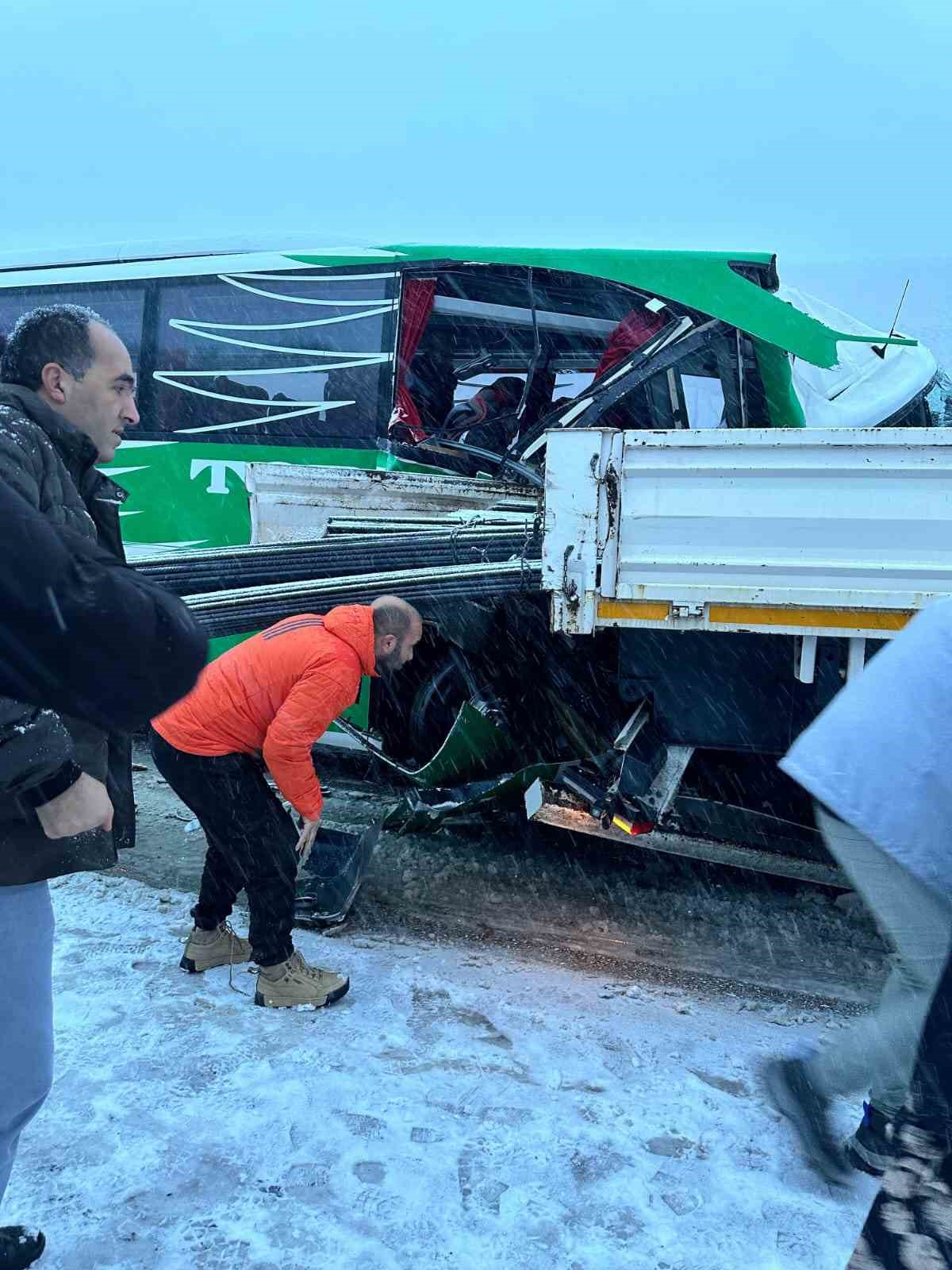 Karlı yolda kayan yolcu otobüsü tıra çarptı: 1’i ağır 12 yaralı