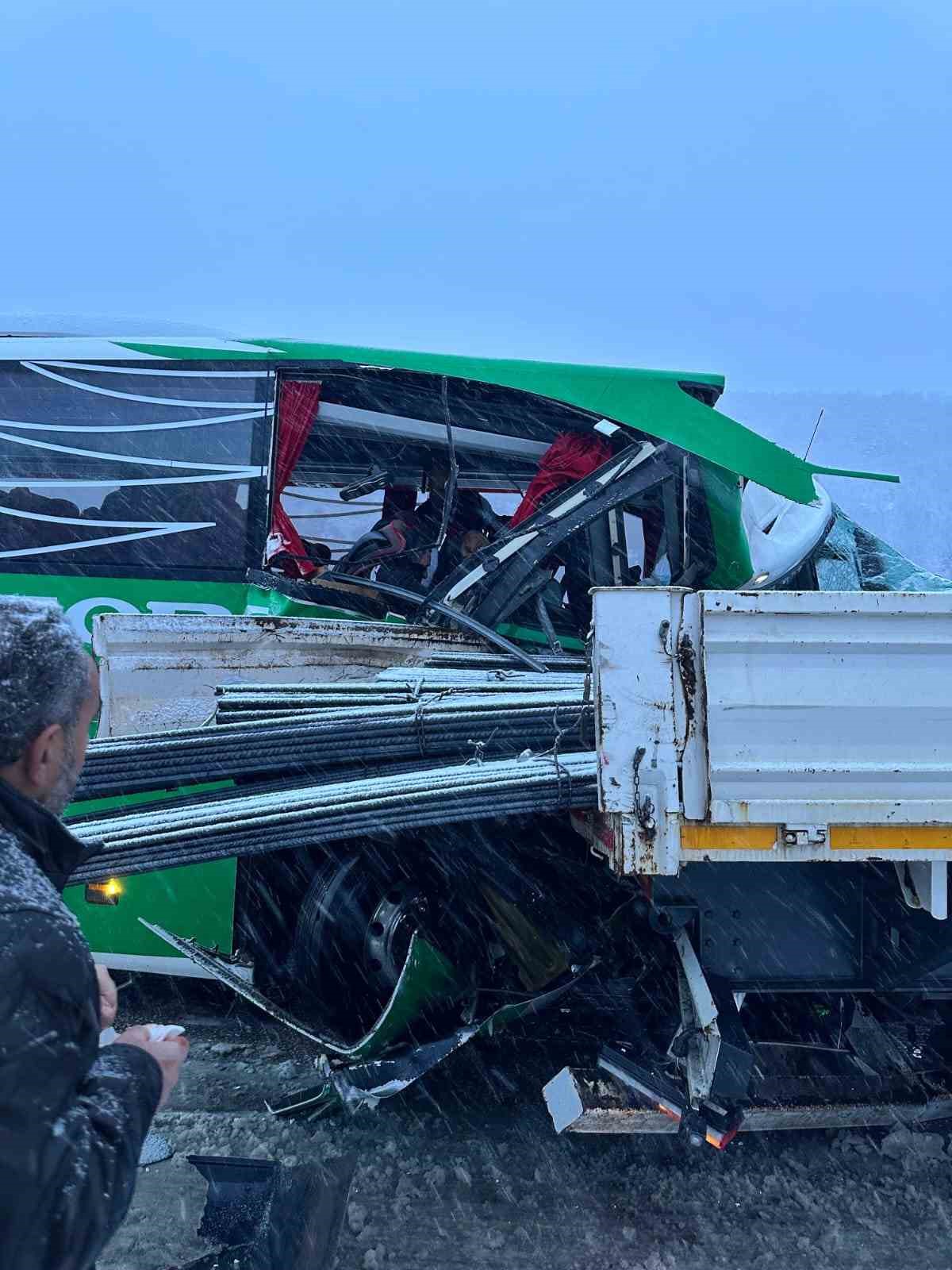 Karlı yolda kayan yolcu otob&uuml;s&uuml; tıra &ccedil;arptı: 1&rsquo;i ağır 12 yaralı
