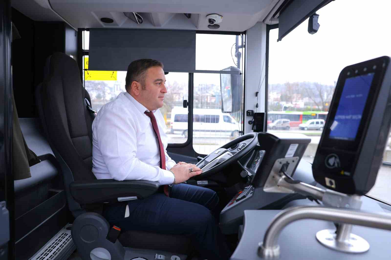 Otob&uuml;s şof&ouml;r&uuml; rahatsızlanan yolcuyu hastaneye yetiştirdi
