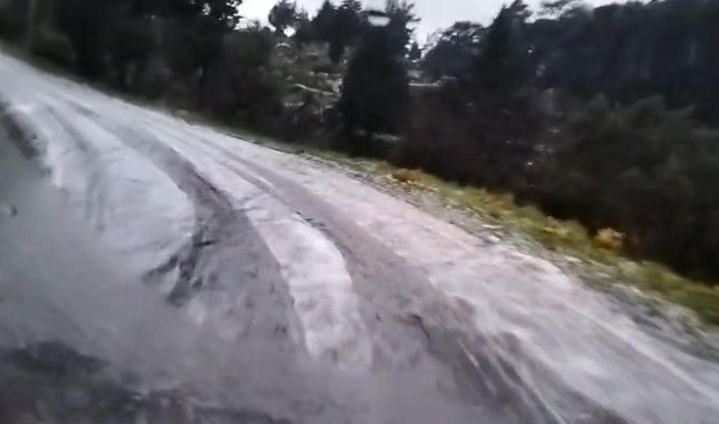 Marmaris&rsquo;te dolu yağdı, kısa s&uuml;rede ortalık beyaza b&uuml;r&uuml;nd&uuml;
