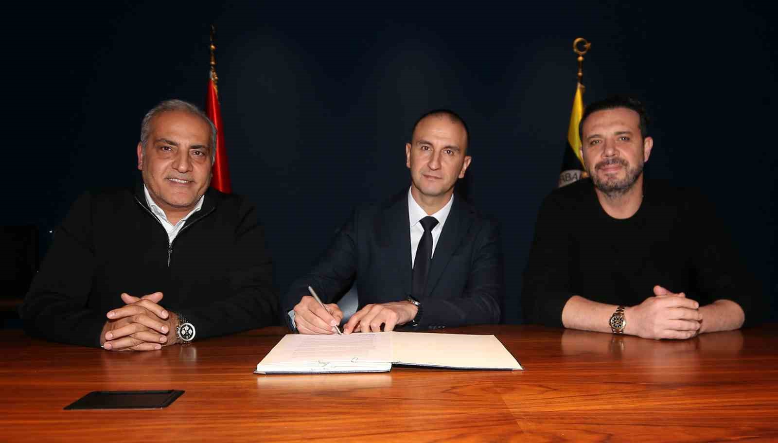 Fenerbah&ccedil;e Medicana&rsquo;da Başantren&ouml;r Taner Atik i&ccedil;in imza t&ouml;reni d&uuml;zenlendi
