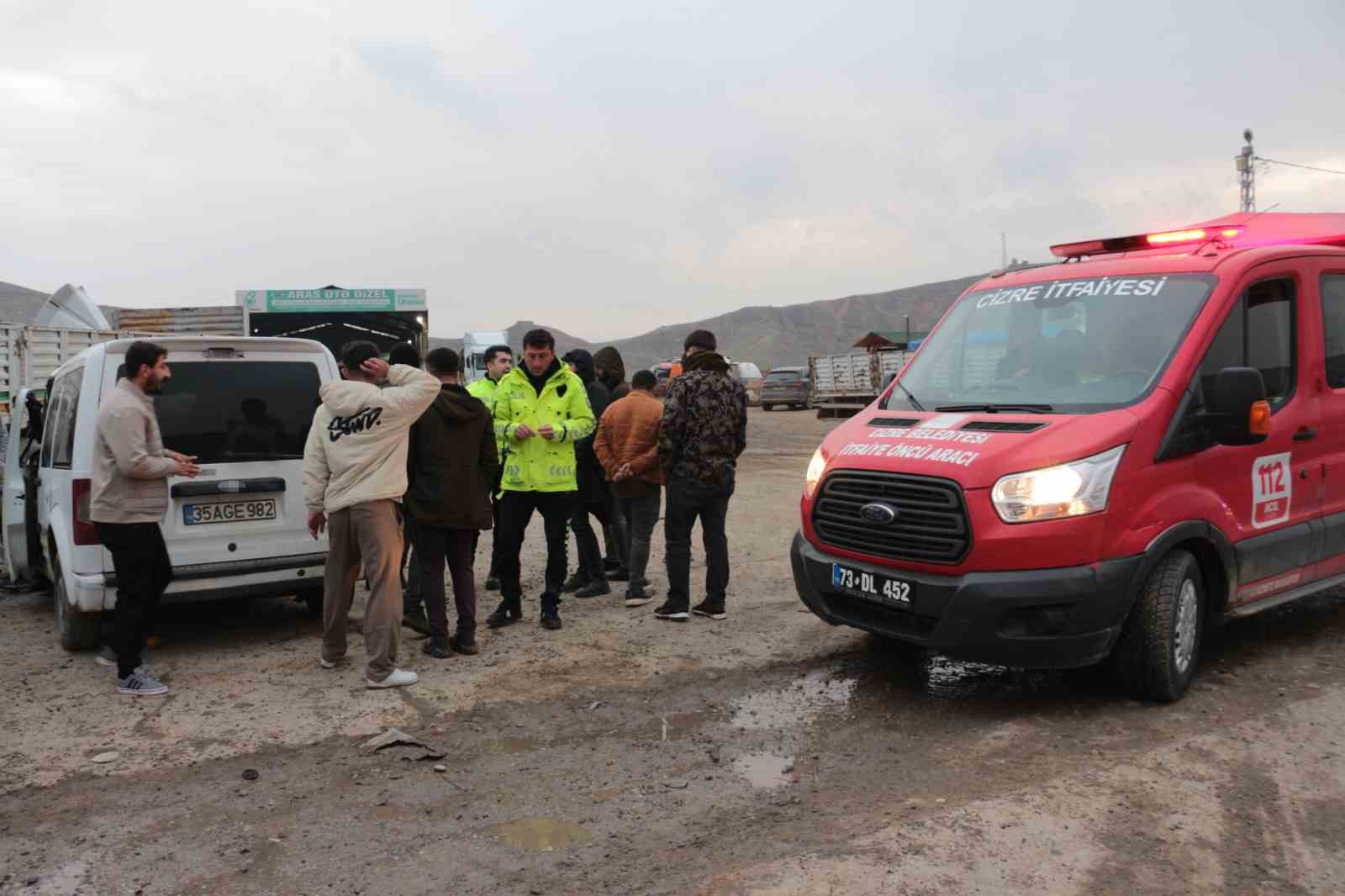 Cizre&rsquo;de hafif ticari ara&ccedil; park halindeki tırın dorsesine &ccedil;arptı: 1 yaralı
