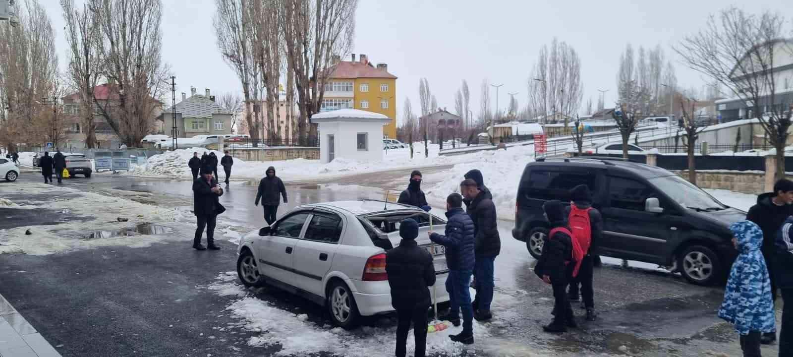 Muş’ta çatıdan düşen kar kütlesi otomobilde hasara yol açtı