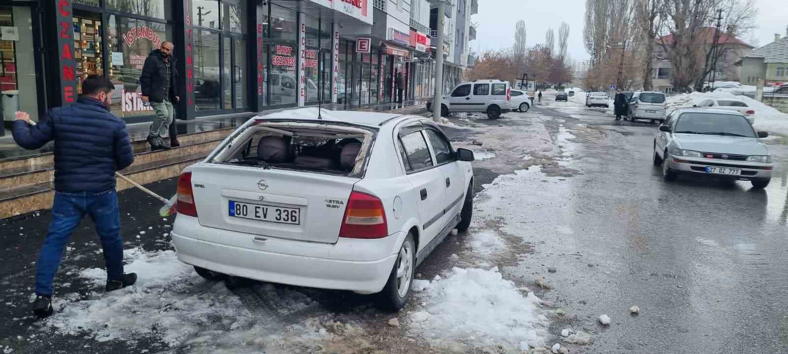 Muş&rsquo;ta &ccedil;atıdan d&uuml;şen kar k&uuml;tlesi otomobilde hasara yol a&ccedil;tı
