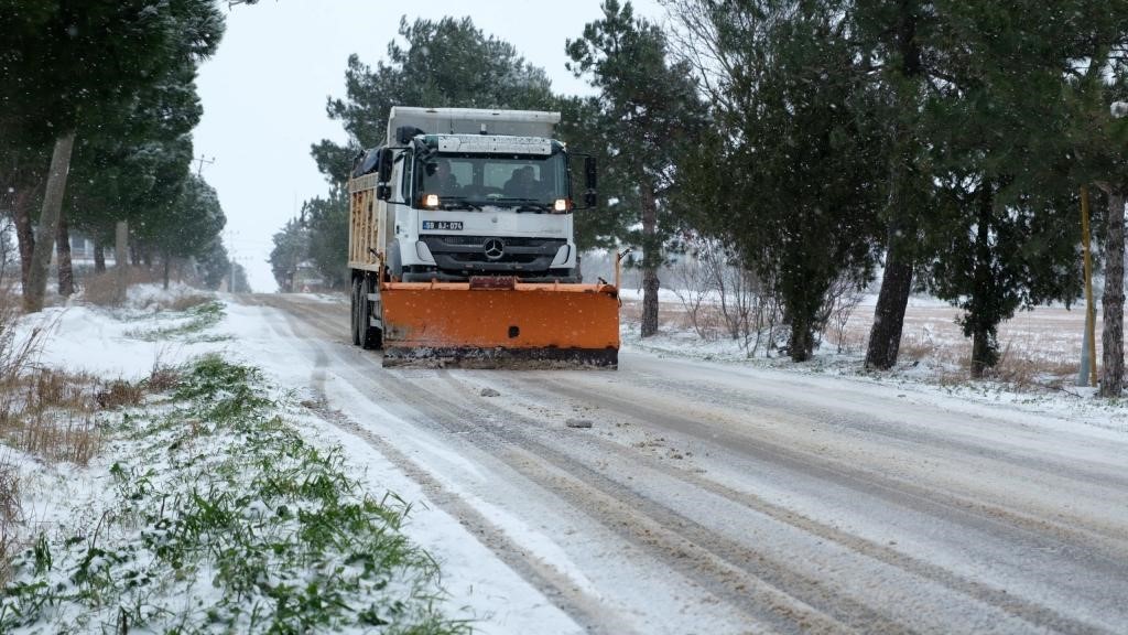 Tekirdağ B&uuml;y&uuml;kşehir ekiplerinden kar mesaisi
