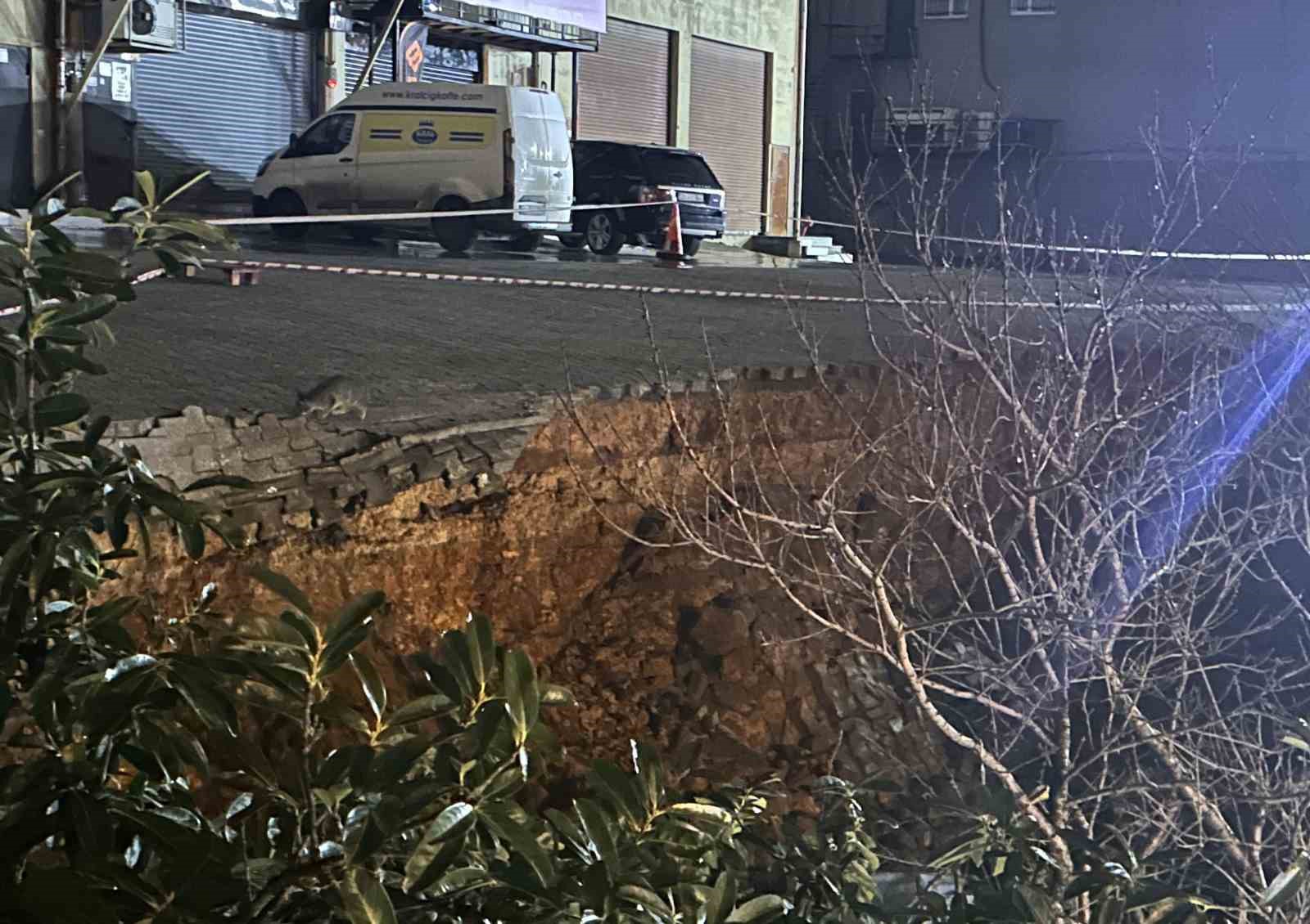 Sultanbeyli’de istinat duvarı aracın üzerine çöktü