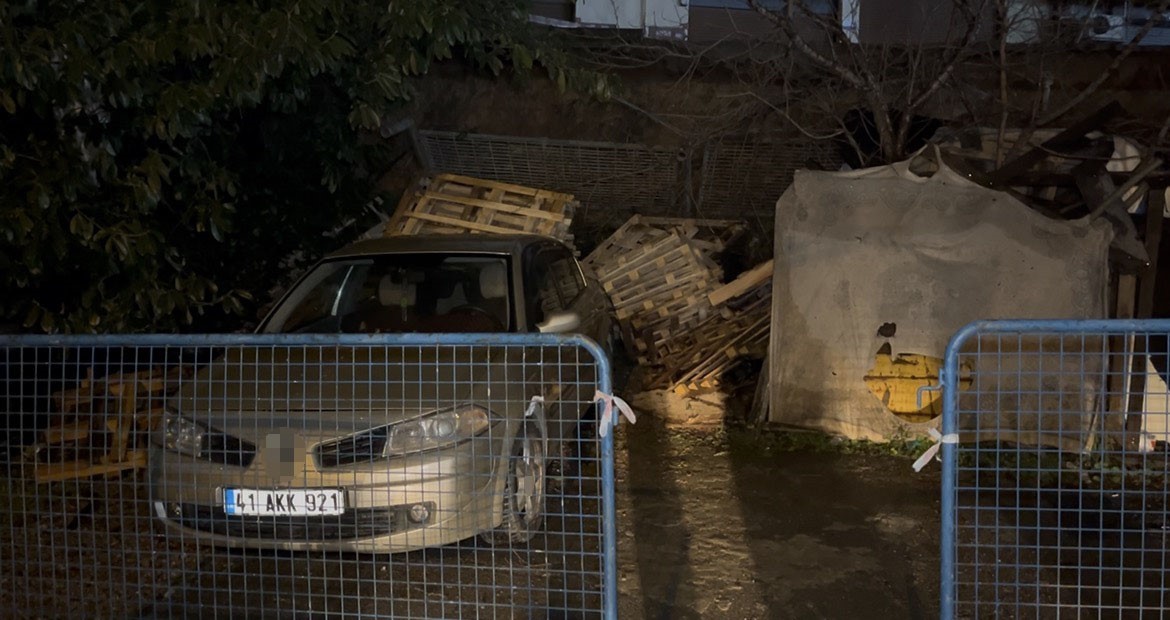 Sultanbeyli&rsquo;de istinat duvarı aracın &uuml;zerine &ccedil;&ouml;kt&uuml;
