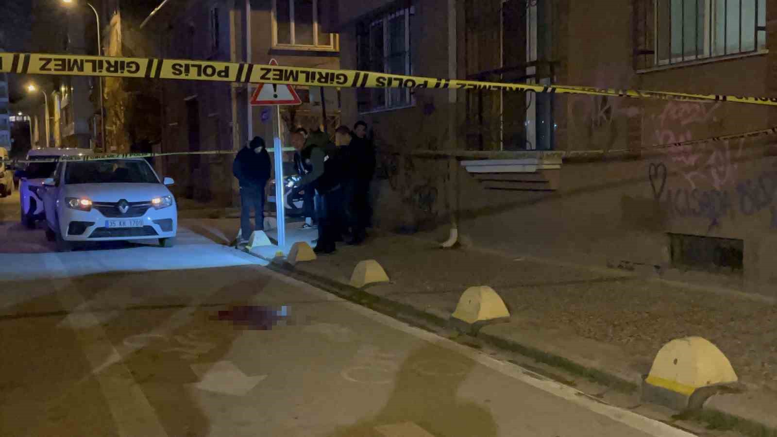 ’Kız’ kavgası kanlı bitti: 4 yerinden bıçaklanan genç ağır yaralandı