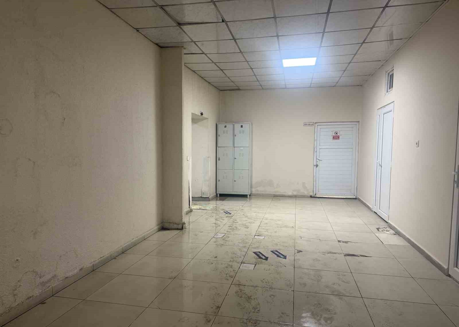 Tavanından sular akan hastanede koridorlar çamurla kaplandı